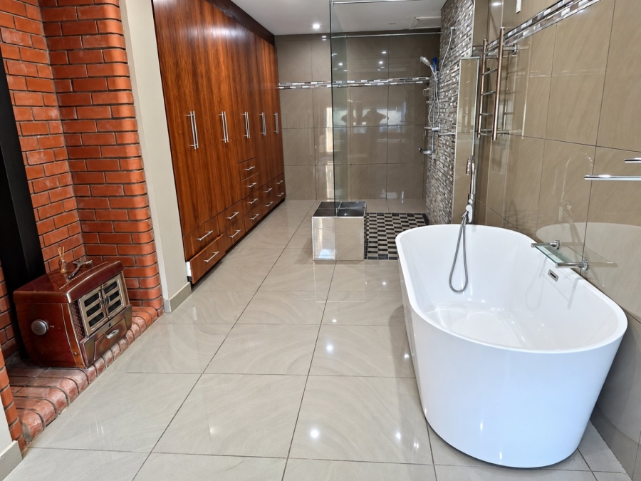 5 Bedroom Property for Sale in Waverley Free State